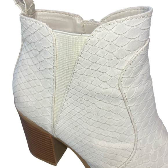 Altar'd State Brynn Ankle Bootie Off White Snake Skin Pointed Toe Women's Sz 9 - Picture 2 of 16